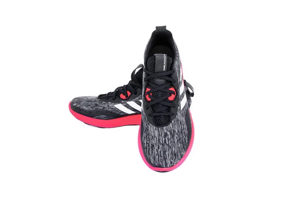 Adidas Purebounce + schoenen op straat. — Stockfoto