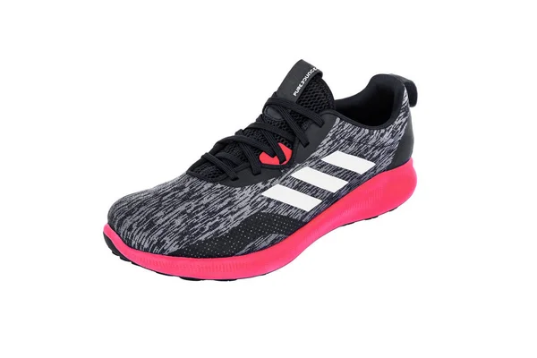 Adidas Purebounce + utcai cipők. — Stock Fotó