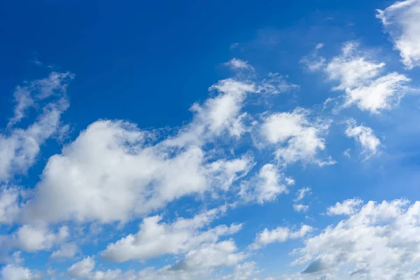 蓝色的天空和云自然背景. — 图库照片