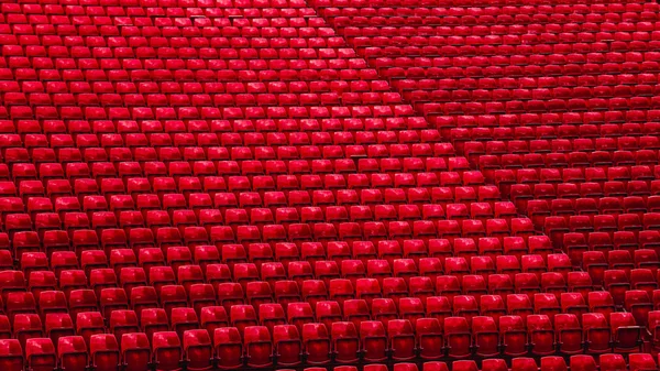 Prázdné červené sedačky na podstavči fotbalového stadionu. — Stock fotografie