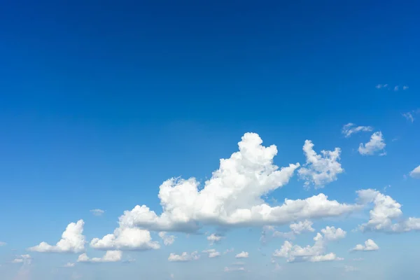 Cielo azul fondo natural. — Foto de Stock