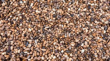 Küçük kayalar veya taş doku.