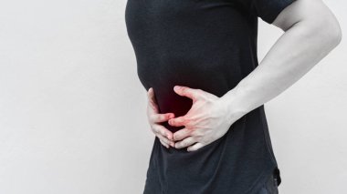 genç adam onun mide ağrısı holding.