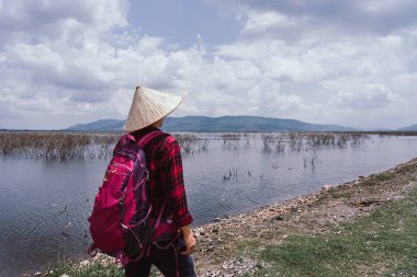 Genç gezgin adam yaz aylarında gölde kalıyor.