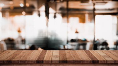 Bulanık lık kafe arka plan ile boş ahşap masa.