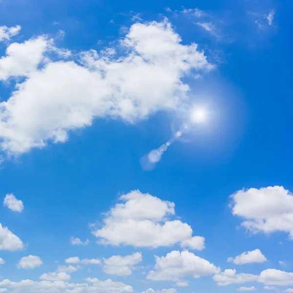 Blauwe lucht en de wolken natuurlijke achtergrond. — Stockfoto