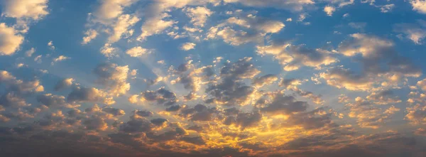 Nuvens bonitas com céu fundo natural . — Fotografia de Stock