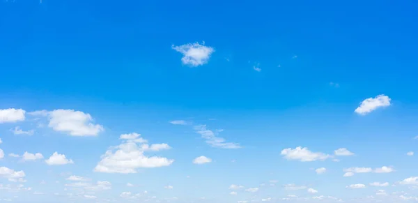 Cielo azul y nubes fondo natural . — Foto de Stock