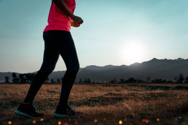 Kadın kırsal güzel yaz akşamı ile dışarıda çalışan sahiptir.