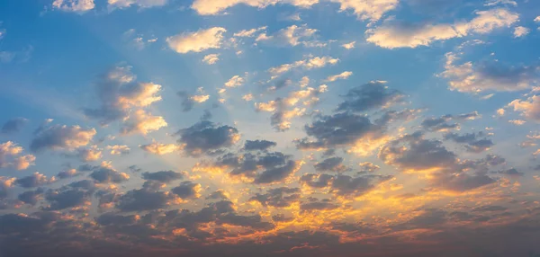 Nuvens bonitas com céu fundo natural . — Fotografia de Stock