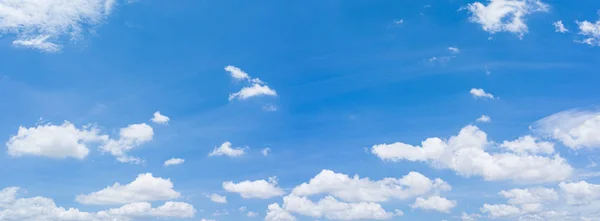 Ciel bleu et nuages fond naturel . — Photo