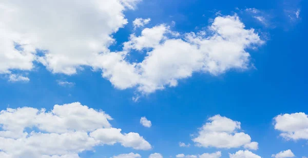 Blauwe lucht en de wolken natuurlijke achtergrond. — Stockfoto