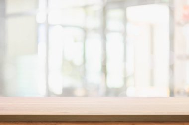 Bulanıklık oturma odası iç arka plan ile boş ahşap masa.