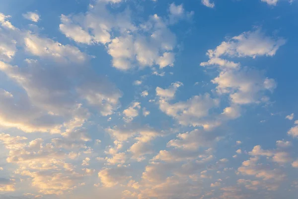 Céu azul e nuvens fundo natural . — Fotografia de Stock