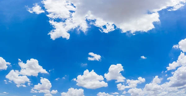 Cielo azul y nubes fondo natural . — Foto de Stock