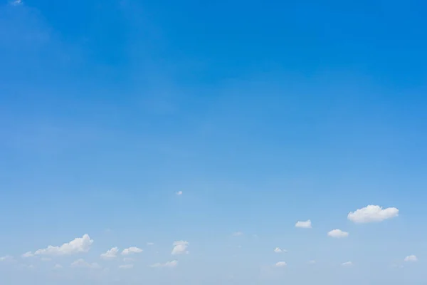 Cielo azul y nubes fondo natural . — Foto de Stock