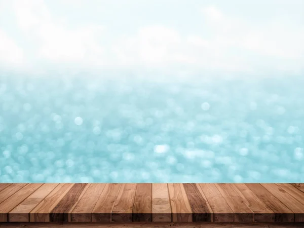여름에 흐린 바다와 빈 나무 테이블. — 스톡 사진