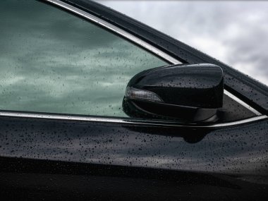 Yan dikiz aynası park yerinde güvenlik için kapalı.