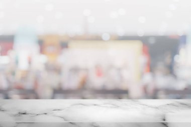 Arka plan için alışveriş merkezinde iç ile boş beyaz mermer masa.