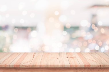 Bulanık lık kafe arka plan ile boş ahşap masa.