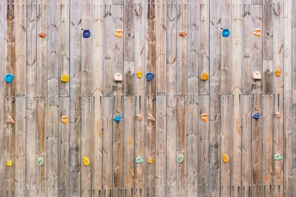 Alte Holz-Kletterwand mit Zehen- und Handstützen. — Stockfoto