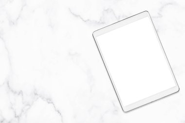 Mermer masa arkaplanındaki boş beyaz tablet.