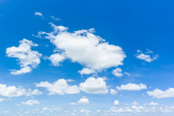 Blauwe lucht en de wolken natuurlijke achtergrond. — Stockfoto