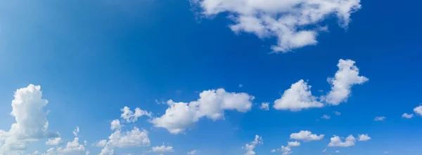 Mavi gökyüzü ve bulutlar doğal arka plan. — Stok fotoğraf