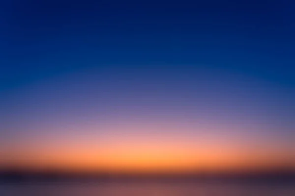 Gyönyörű Homályos Napkelte Előtt Egy Természetes Gradiens Narancs Kék Háttér — Stock Fotó