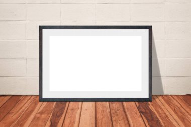 Parke zeminde boş ahşap bir çerçeve ve dekoratif tasarım için iç odada beton bir duvar var..