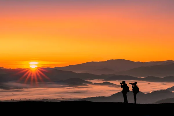 Silhouette Image Traveler Man Woman Taking Photos Sunrise Morning Mountains — Stock Photo, Image