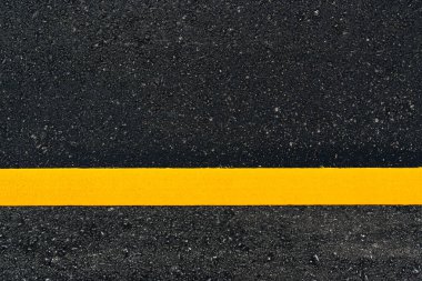 Asfalt yolu arkaplan için sarı çizgiyle desenlendirildi.