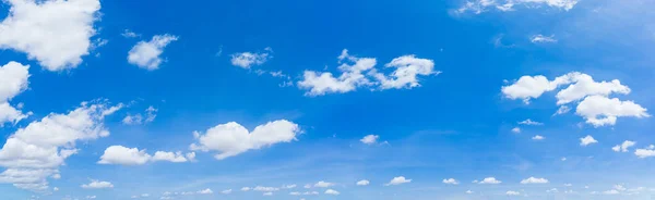 Panorama Mavi Gökyüzü Gün Işığı Ile Bulutlar Doğal Arka Plan — Stok fotoğraf