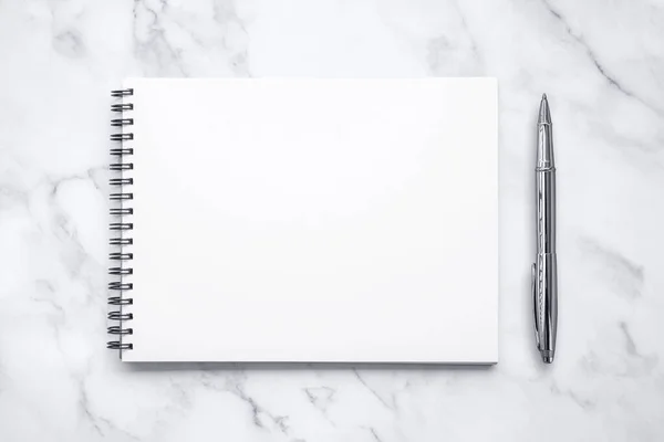 Cuaderno Papel Blanco Bloc Notas Una Pluma Sobre Fondo Mesa — Foto de Stock