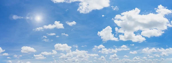 Panorama Blauwe Lucht Wolken Met Zon Daglicht Natuurlijke Achtergrond — Stockfoto