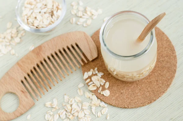 Pembersih Rambut Oatmeal Buatan Sendiri Dan Sisir Rambut Kayu Susu — Stok Foto