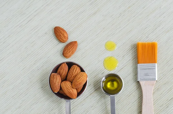 Kleine Bolletjes Met Rauwe Amandelen Amandelolie Cosmetische Penseel Ingrediënten Voor — Stockfoto