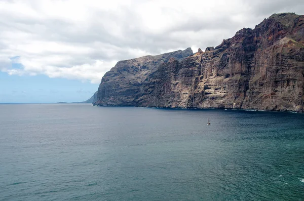 Bekijk op de Atlantische Oceaan en de kliffen van Los Gigantes ("Cliffs of the Giants"). Gemeente Santiago del Teide, Canarische eilanden, Tenerife, Spanje — Stockfoto