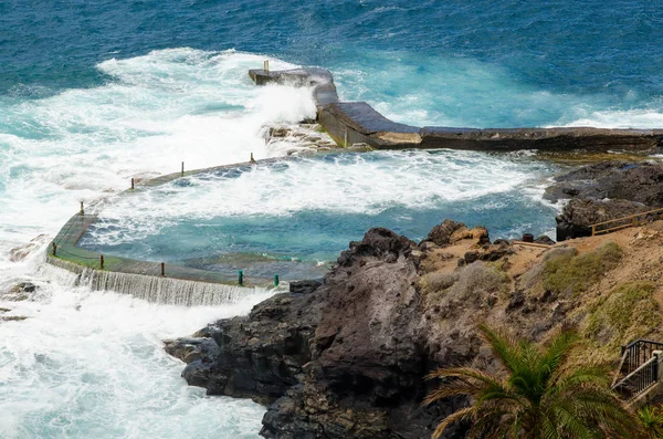 Görünümü doğal açık yüzme havuzunun içinde resort kasaba Los Gigantes (