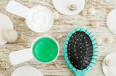 Saç maskesi (kremi) ve yeşil jeli spirulina ve deniz kollajen özleri ile iki küçük top. Spa ve doğal cilt ve saç bakım kavramı. Üstten görünüm, kopya alanı. 