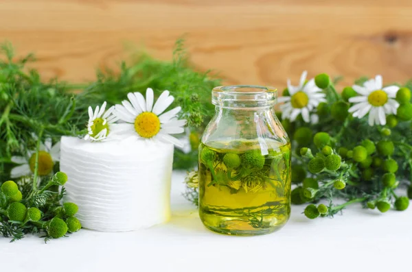 Botol Kaca Kecil Dengan Kosmetik Pembersihan Penyembuhan Minyak Aroma Kamomil — Stok Foto