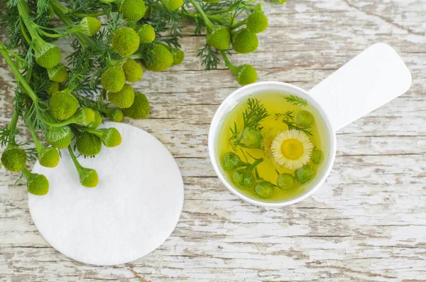 Mangkuk Putih Kecil Dengan Kosmetik Pembersihan Penyembuhan Minyak Aroma Kamomil — Stok Foto