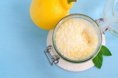 Ev yapımı şeker bodur zeytin yağı, temel limon yağı ve limon kabuğu ile. DIY kozmetik. Üstten görünüm, kopya alanı. 