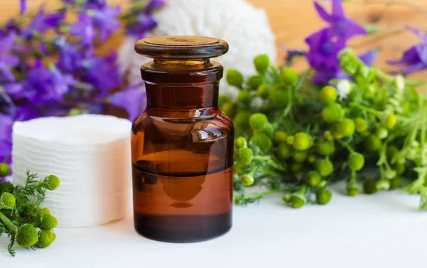 Botol Farmasi Dengan Kosmetik Pembersihan Penyembuhan Minyak Herbal Pucuk Infus Stok Gambar Bebas Royalti