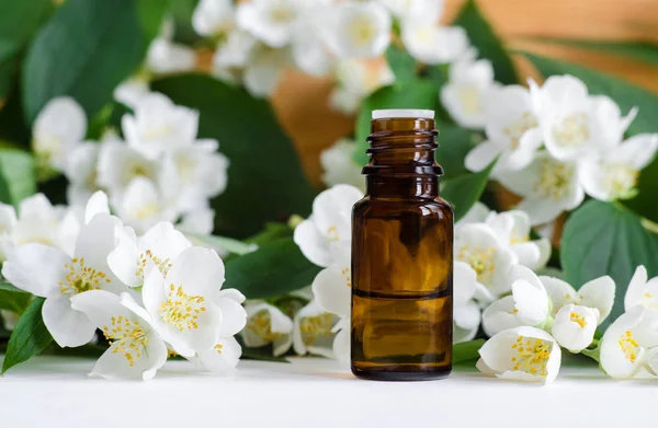 Kleine Flasche Ätherisches Jasminöl Jasminblüte Blumen Hintergrund Kopierraum — Stockfoto