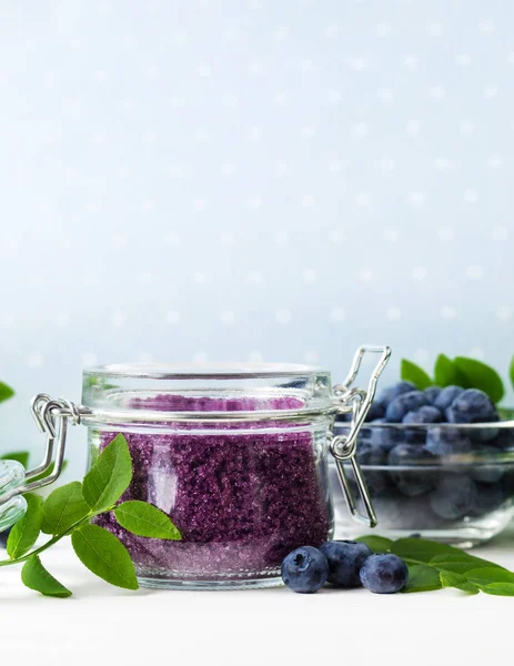 Ev yapımı yaban mersini yüz ve vücut scrub/banyo tuzları şeker/emmek bir cam kavanoza ayak. DIY kozmetik doğal cilt bakımı için. Kopya alanı. 