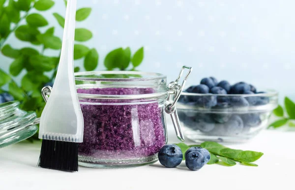 Ev yapımı yaban mersini yüz ve vücut scrub/banyo tuzları şeker/emmek bir cam kavanoza ayak. DIY kozmetik doğal cilt bakımı için. Kopya alanı. 