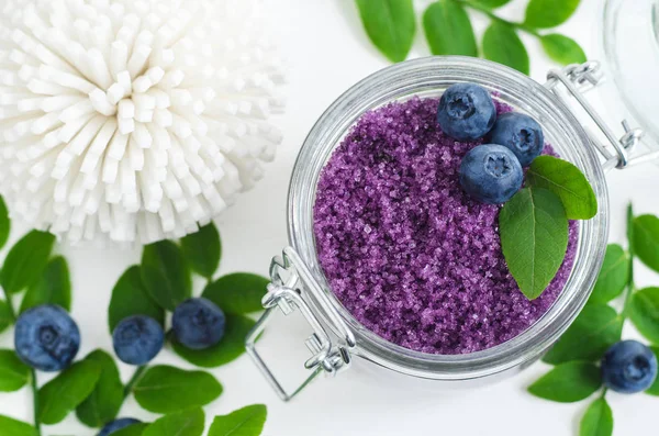 Cuci gula blueberry buatan sendiri / garam mandi / rendam kaki dalam botol kaca. Kosmetik untuk perawatan kulit alami. Tampilan atas, ruang penyalinan . — Stok Foto