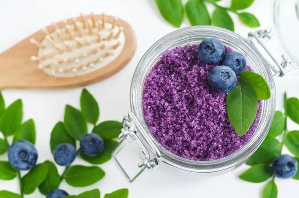 Wajah blueberry buatan sendiri, rambut dan gula tubuh / garam scrub dalam botol kaca. Kosmetik untuk perawatan kulit dan rambut alami. Tampilan atas, ruang penyalinan . — Stok Foto
