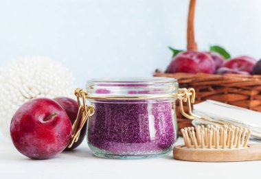 Ev yapımı Erik yüz ve vücut scrub/su/banyo tuzu bir cam kavanoza ayak. DIY kozmetik ve spa. Kopya alanı. 